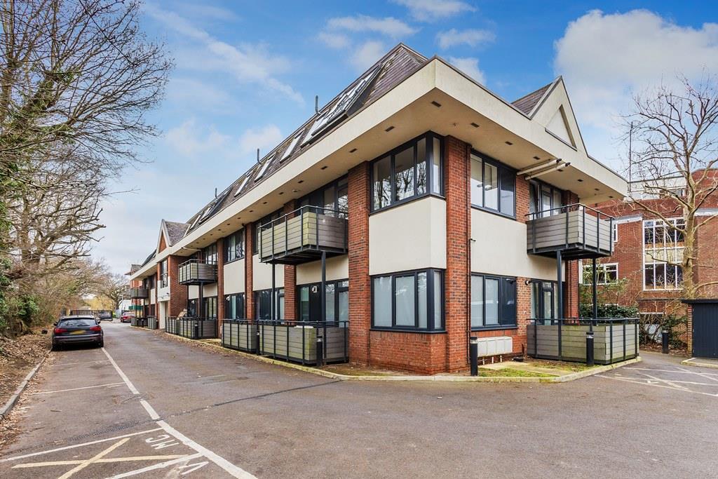 CHALLENGE COURT, LEATHERHEAD, KT22 2 bed apartment £300,000