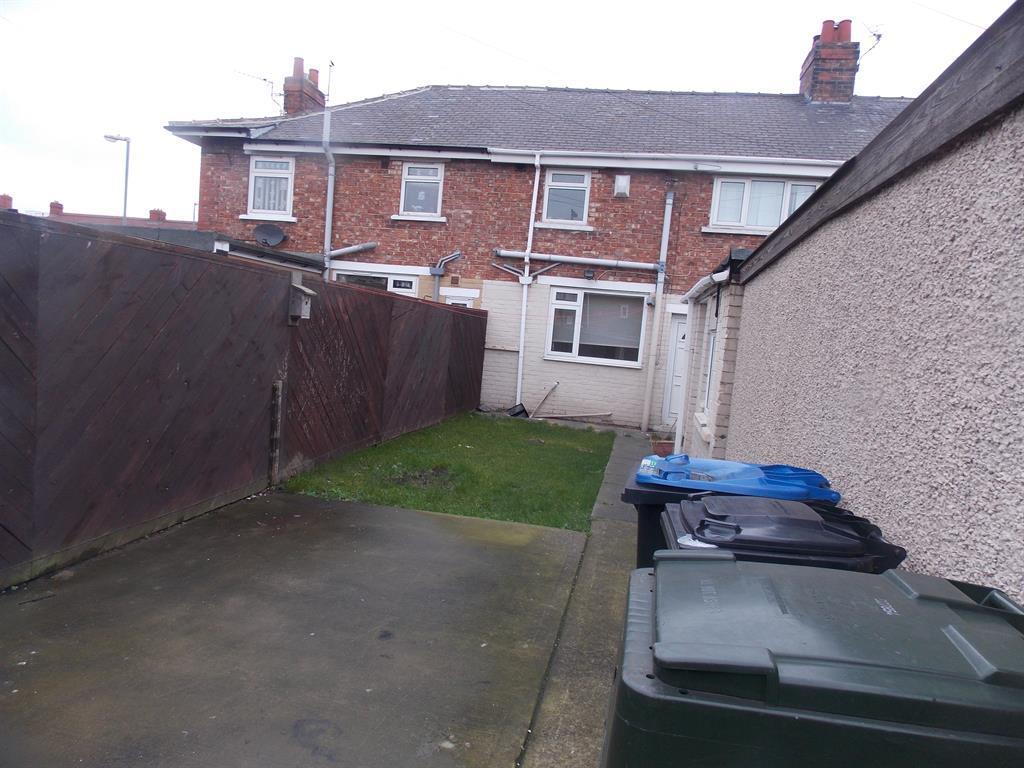 Marshall Avenue, Brambles Farm... 3 bed terraced house £595 pcm (£137 pw)