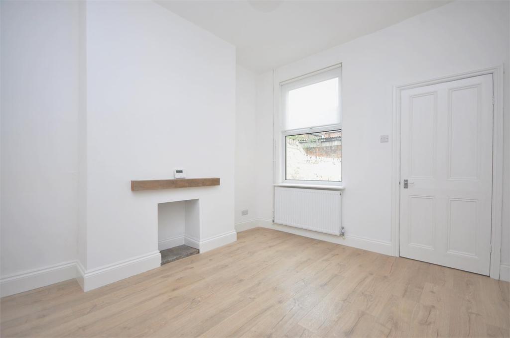 Moss Street, York 2 bed terraced house £1,000 pcm (£231 pw)