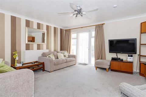 3, Cranleigh Court Byron Road, Worthing, BN11 3HR