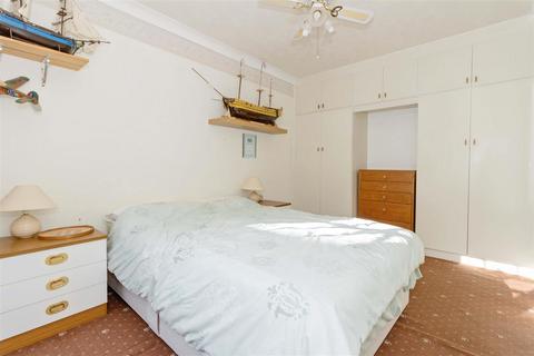 3, Cranleigh Court Byron Road, Worthing, BN11 3HR