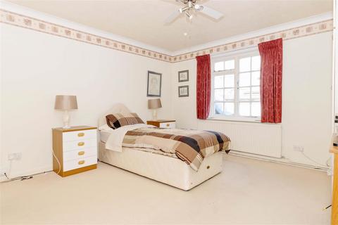 3, Cranleigh Court Byron Road, Worthing, BN11 3HR