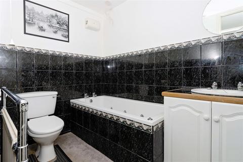 3, Cranleigh Court Byron Road, Worthing, BN11 3HR