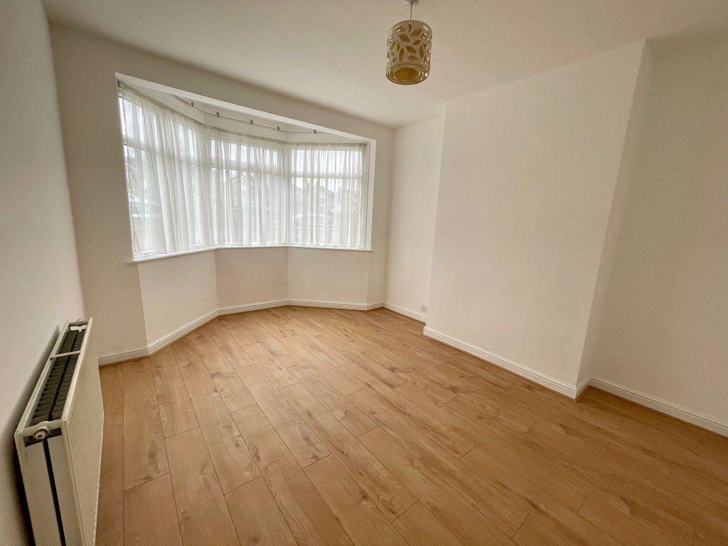 Asquith Boulevard, Leicester 3 bed semidetached house £950 pcm (£219 pw)