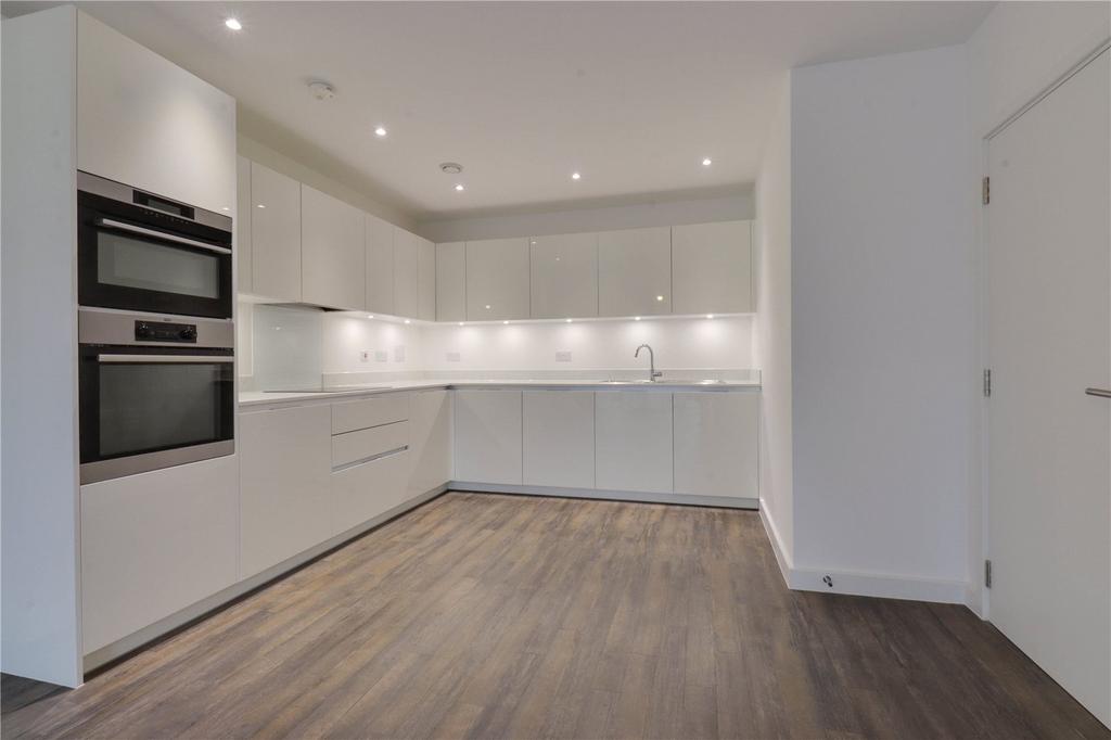 Apartment in London, Harold Wood - View 2