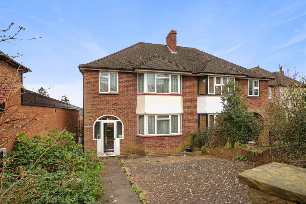 Westbury Drive, Brentwood, CM14 3 bed semidetached house £600,000