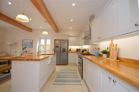 4 bedroom detached house for sale, Wellhouse Lane, Mirfield, West Yorkshire, WF14