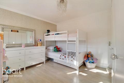 5 Ward Gardens, Harold Wood, Romford, RM3 0WX