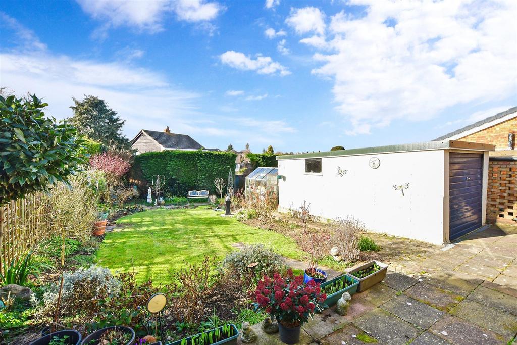 Park Way, Coxheath, Maidstone, Kent 2 bed semidetached bungalow £335,000
