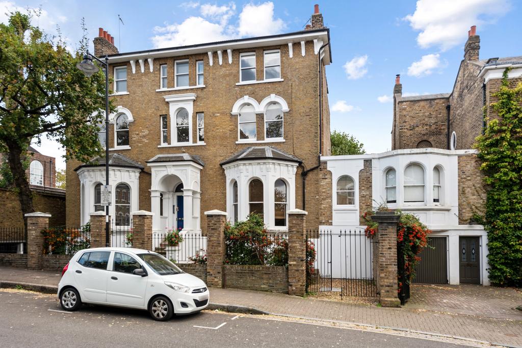 Highbury Hill, London, N5 2 bed apartment £835,000