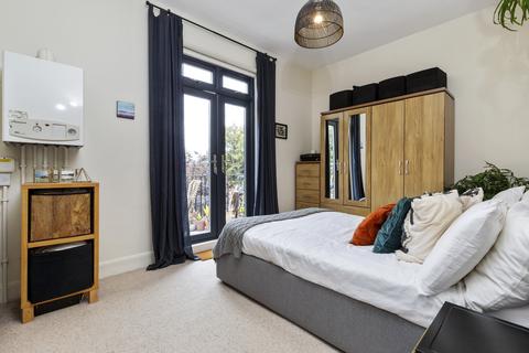 52a Gloucester Drive, London, N4 2LN