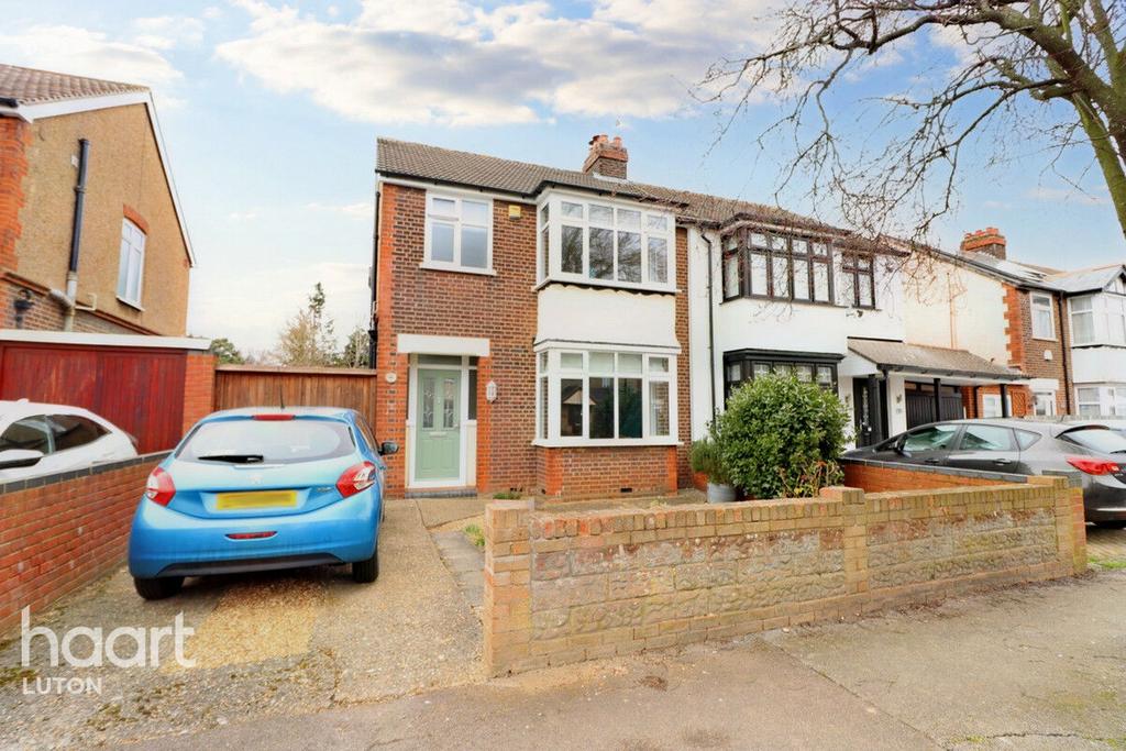 St Michaels Crescent, Luton 3 bed semidetached house £375,000
