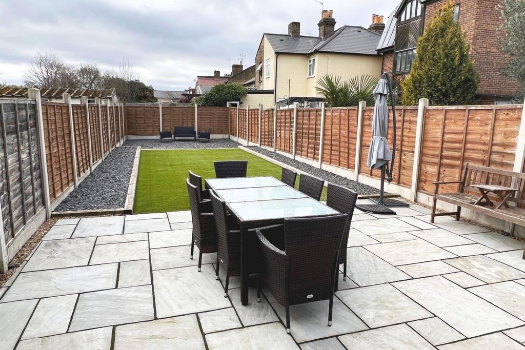 44 The Causeway Gdn