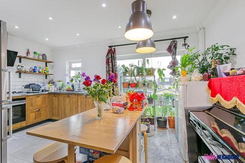 2 bedroom semi-detached house to rent, Crownhill Road, London, IG8