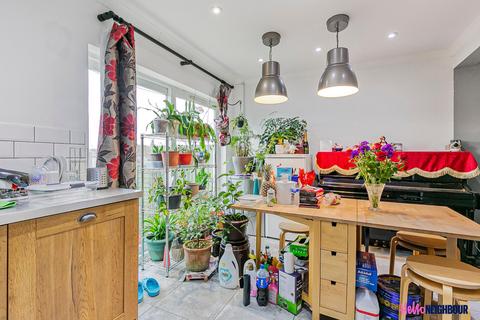 2 bedroom semi-detached house to rent, Crownhill Road, London, IG8