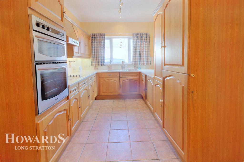 Star Lane, Long Stratton 2 bed detached bungalow for sale £325,000