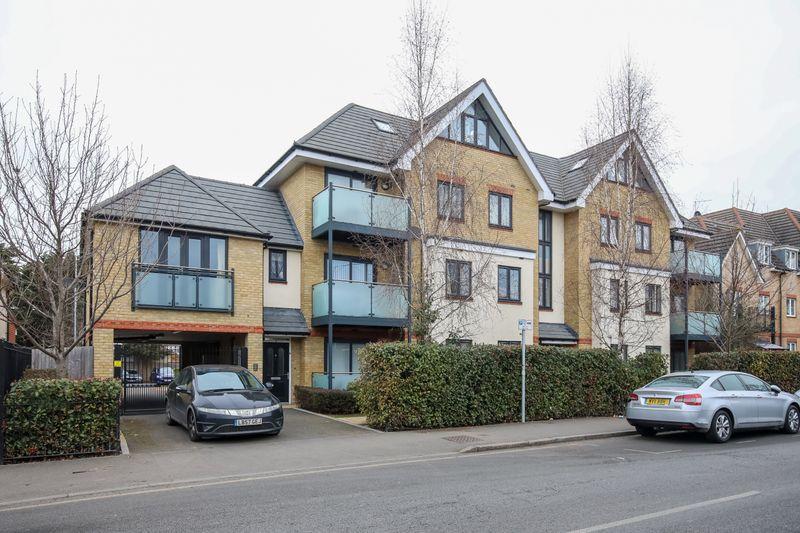 Frays Avenue, West Drayton, UB7 2 bed flat £1,700 pcm (£392 pw)
