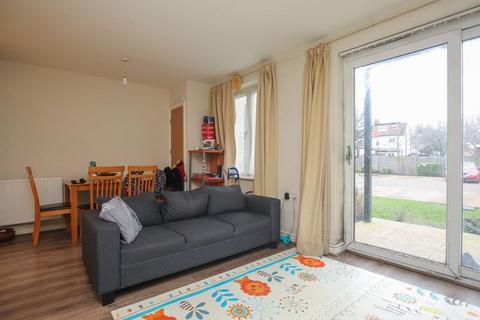 2 bedroom flat to rent - Frays Avenue, West Drayton, UB7