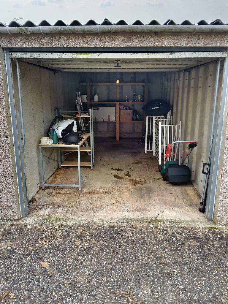 Lyndhurst Close, Southgate Crawley RH11 Garage £20,000