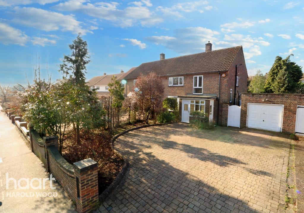Tees Drive, Romford 3 bed semidetached house £600,000