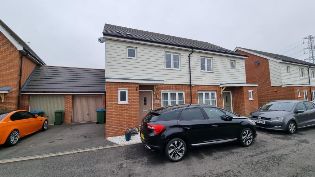 Pershore Way, Aylesbury, HP18 3 bed semidetached house £1,650 pcm (£