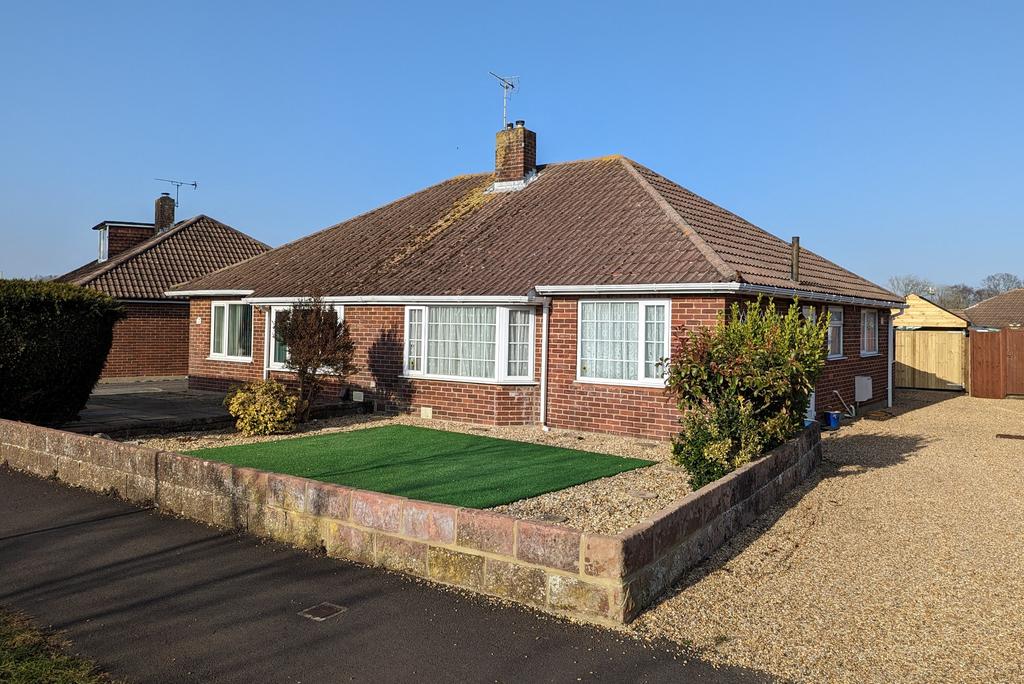 BLACKBROOK ROAD, FAREHAM 2 bed semidetached bungalow £300,000