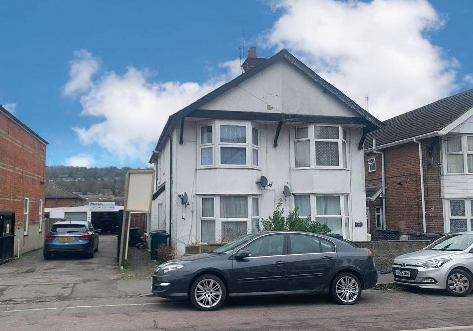 100 Abercromby Avenue, High 1 bed flat £135,000
