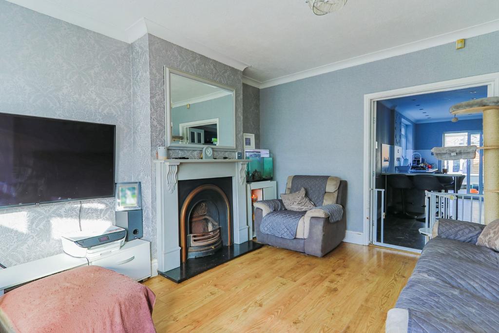 Kirkham Drive, Hull, HU5 2BT 4 bed end of terrace house £170,000