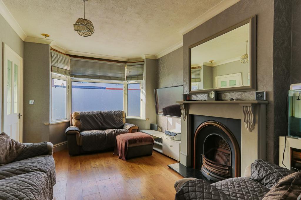 Kirkham Drive, Hull, HU5 2BT 4 bed end of terrace house £170,000