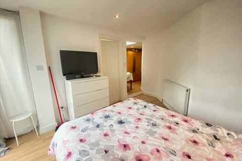 Studio to rent, St Andrews Road, Acton