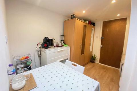 Studio to rent, St Andrews Road, Acton