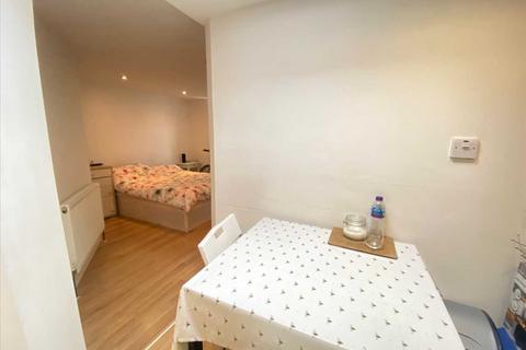 Studio to rent, St Andrews Road, Acton