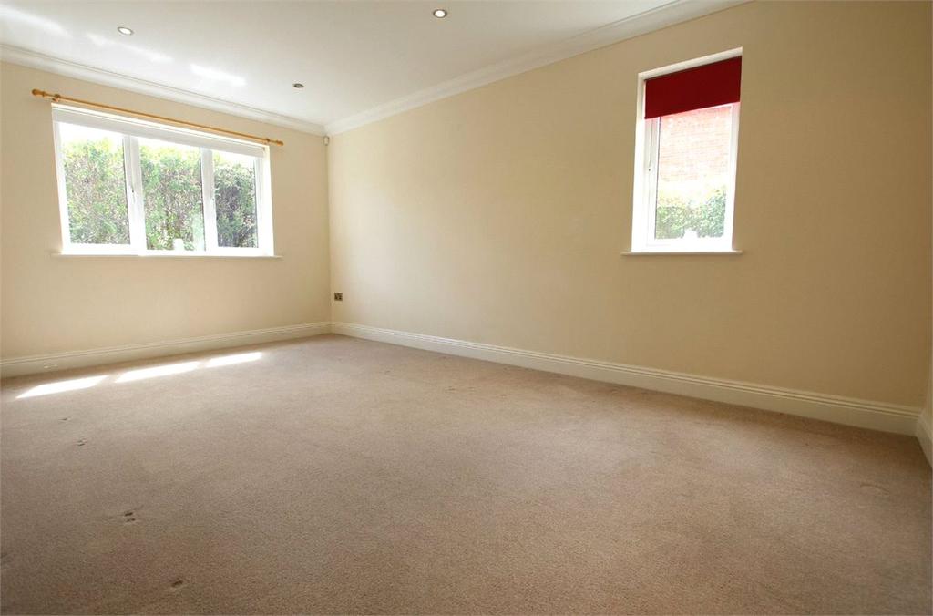 Elliott Court, Roebuck Estate, Binfield, RG42 2 bed apartment £1,250 pcm (£288 pw)