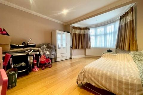 4 bedroom semi-detached house for sale - Sheridan Gardens, Kenton, Harrow