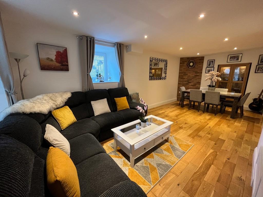 Windsor Court, Harrogate, HG1 1JB 2 bed ground floor flat £275,000
