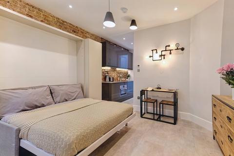 Studio to rent, Linden Gardens, London W2