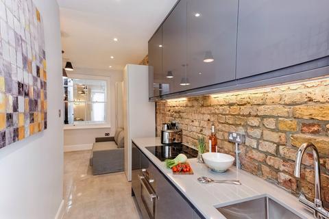 Studio to rent, Linden Gardens, London W2