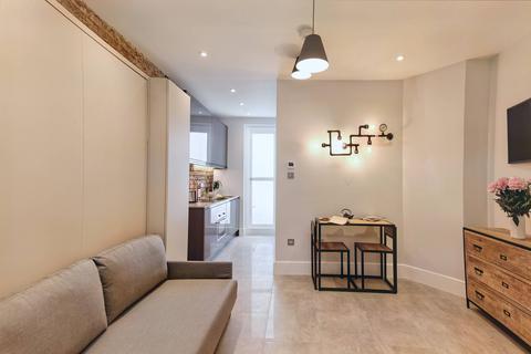 Studio to rent, Linden Gardens, London W2