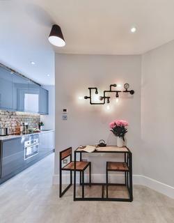 Studio to rent, Linden Gardens, London W2