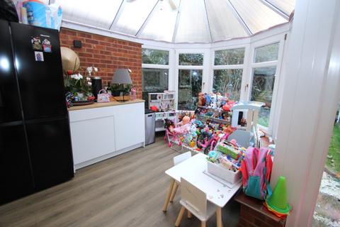 undefined, Walton-on-Thames, Surrey, KT12