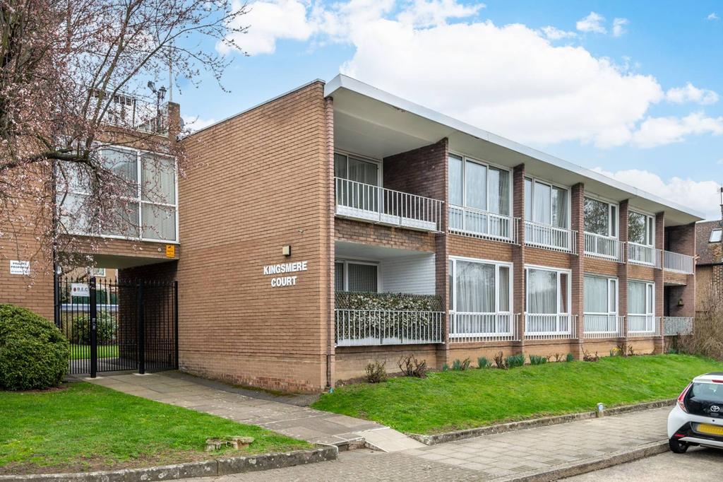 Salmon Street, Kingsbury, London, NW9 2 bed flat for sale £475,000