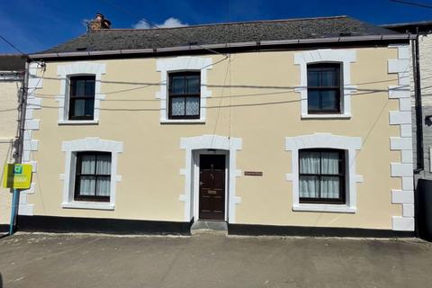 4 bedroom terraced house for sale, Fore Street, Tregony