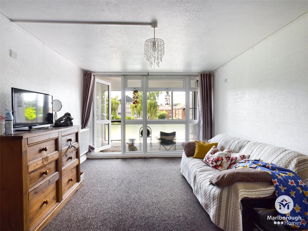 Navestock Crescent, Woodford Green, Essex, IG8 2 bed apartment for sale