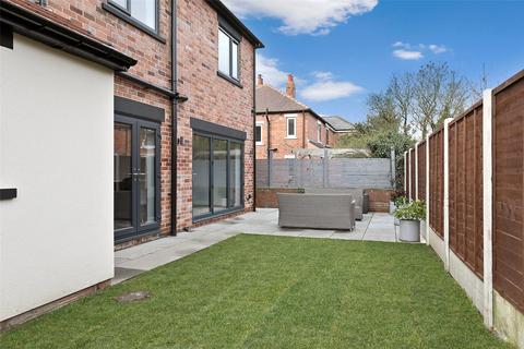 4 bedroom detached house for sale, Greenmoor Avenue, Lofthouse, Wakefield, West Yorkshire, WF3