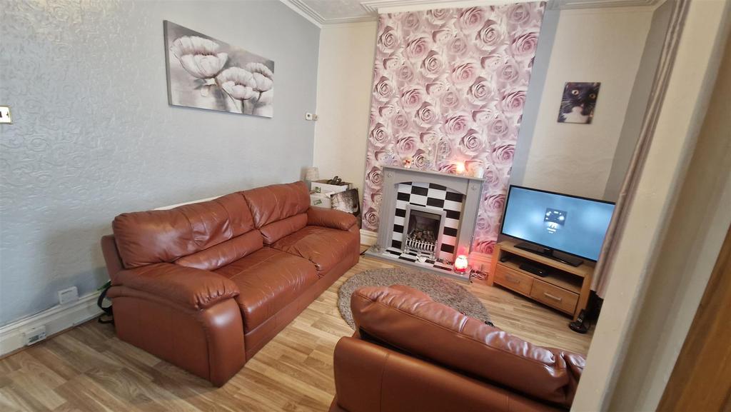 Denton Lane, Chadderton, Oldham 2 bed terraced house £750 pcm (£173 pw)