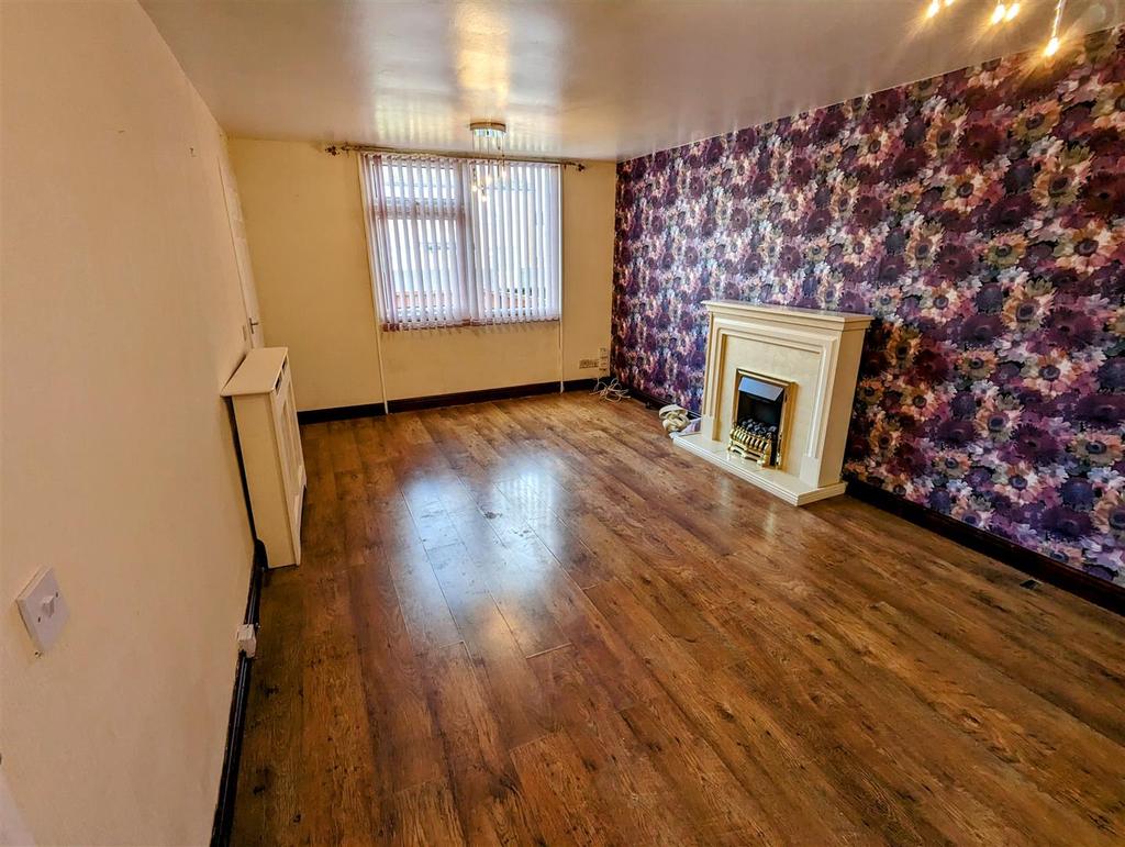 Brendon Way, Grove Farm, Nuneaton 3 bed terraced house £130,000