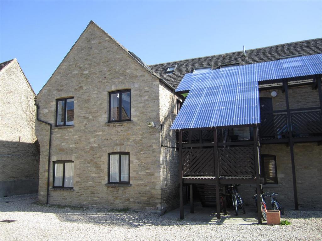 Sherborne Street, Lechlade 3 bed apartment £900 pcm (£208 pw)