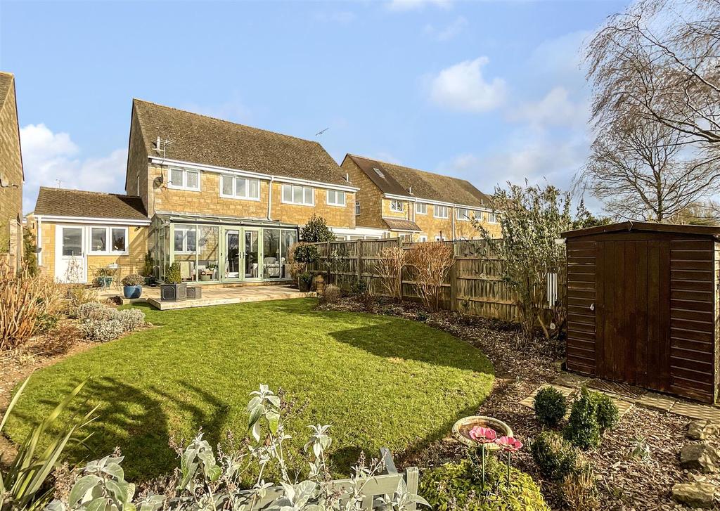 Alexander Drive, Cirencester 3 bed semidetached house £425,000