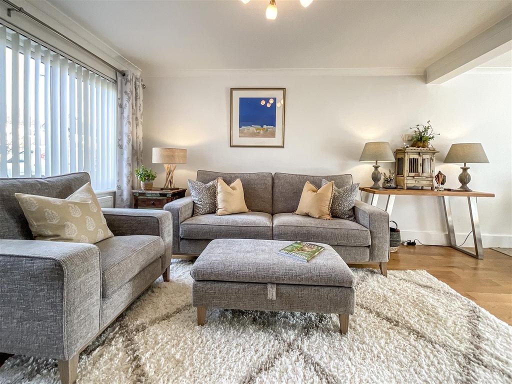 Alexander Drive, Cirencester 3 bed semidetached house £425,000