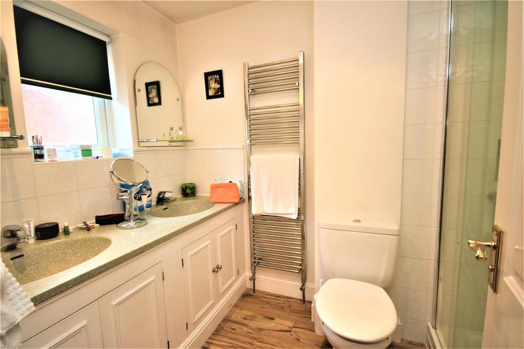 En suite shower room: